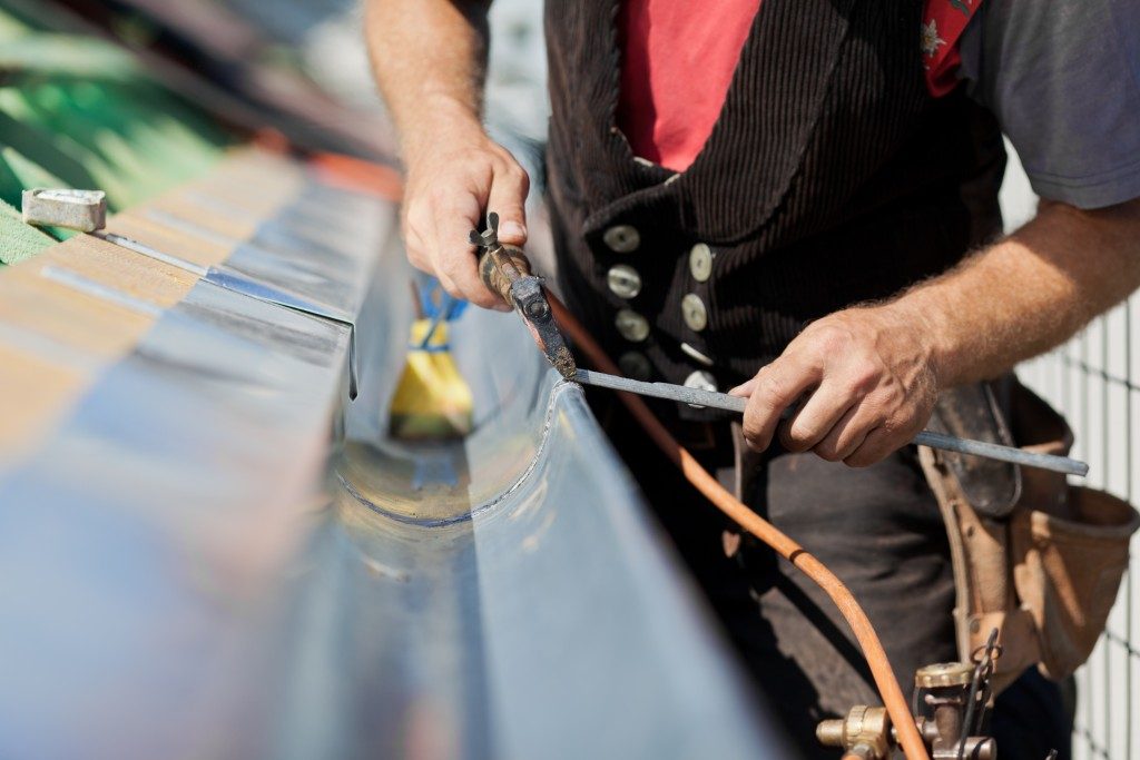 repairing roof gutters